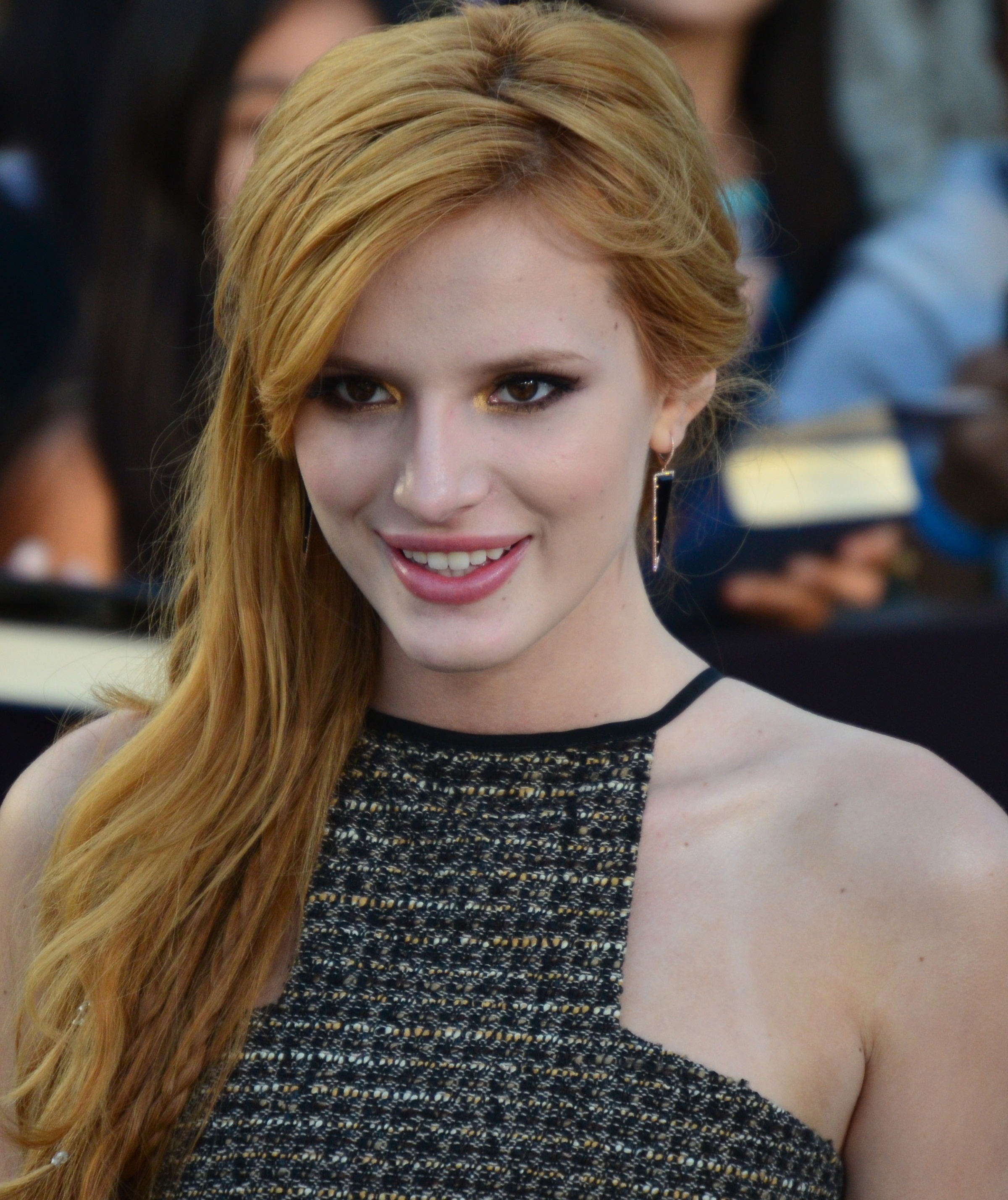 Bella_Thorne_March_18,_2014_(cropped).jpg