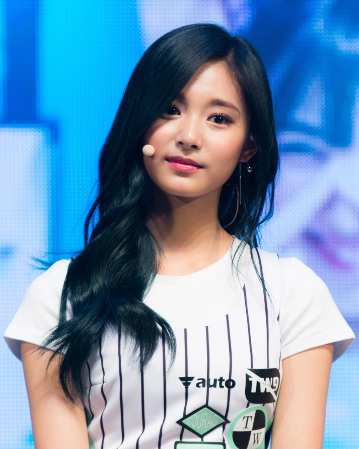 160425_Twice_Page_Two_Showcase_Tzuyu_05.jpg